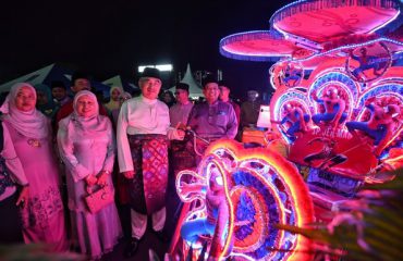 Gambar kenangan TYT Melaka bersama beca di Melaka