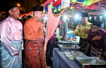 TYT Melaka bertegur sapa dengan penjaga gerai di Majlis Sambutan Raya Peringkat Bomba Melaka