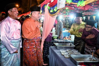 TYT Melaka bertegur sapa dengan penjaga gerai di Majlis Sambutan Raya Peringkat Bomba Melaka