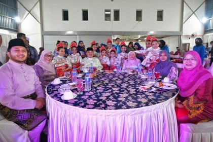 TYT Melaka bergambar bersama penari kecil