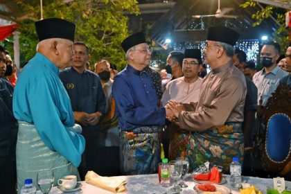 283334159_399892262151106_7858268275142479299_n TYT Melaka Bersalaman dengan seorang ADUN
