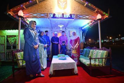 283758982_400860912054241_4678748423206917870_n 6 orang bergambar bersama TYT di Majlis Hari Raya