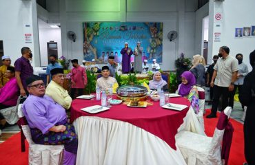 TYT Melaka bersama 4 orang lain di meja makan