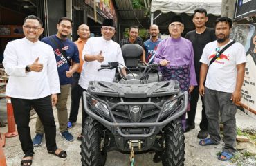 TYT Melaka bersama 8 orang lain bergmbar di motosikal jenis 'Quadbike'