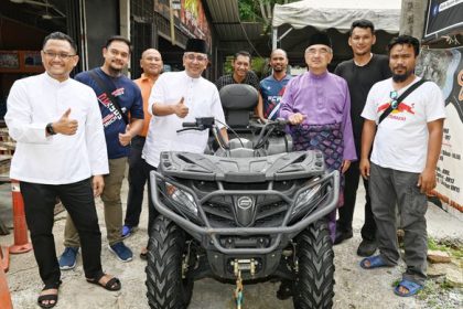 TYT Melaka bersama 8 orang lain bergmbar di motosikal jenis 'Quadbike'