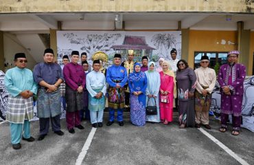 Staf Jabatan Kerja raya Melaka bergambar bersama TYT Melaka