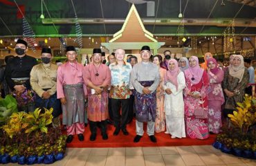 TYT Melaka bergambar bersama Staf Kerajaan Negeri Melaka