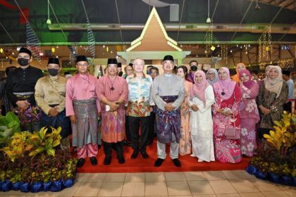 284824645_399616498845349_5668881380007821031_n TYT Melaka bergambar bersama Staf Kerajaan Negeri Melaka