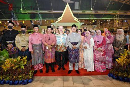 TYT Melaka bergambar bersama Staf Kerajaan Negeri Melaka