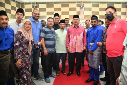 TYT Melaka bergambar bersama rakyat DUN Gadek
