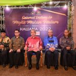 TYT Melaka bergambar bersama 6 orang yang lain