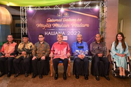 TYT Melaka bergambar bersama 6 orang yang lain