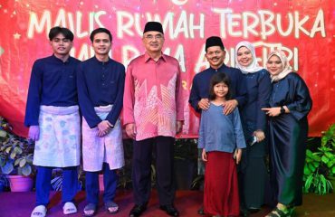 TYT Melaka bergambar bersama keluarga Setiausaha Khasnya