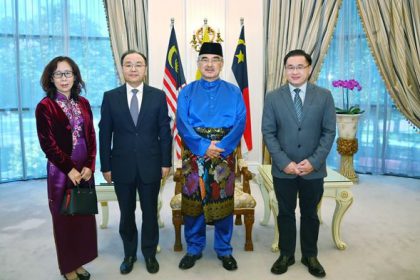 3 orang Duta Republik Rakyat China bergambar bersama TYT Melaka