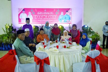 285340327_400556858751313_4343584206897672068_n TYT bergambar di meja makan bersama orang ramai
