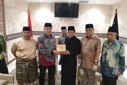 Pemberian cenderahati kepada Tun Seri Setia