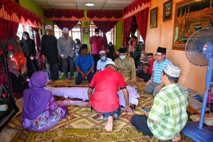 290007245_419095240230808_3593160101067863671_n Memberi Penghormatan terakhir