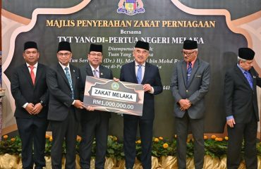 Majlis Penyerahan Zakat Perniagaan di Dewan Seri Utama, Pejabat TYT Yang di-Pertua Negeri Melaka