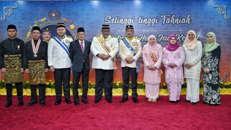 Istiadat Perbarisan dan Kawalan Kehormatan Utama dan menyempurnakan Istiadat Penganugerahan Darjah, Bintang dan Pingat Kebesaran Negeri Melaka Sesi Pertama Sempena Sambutan Hari Jadi Ke-74