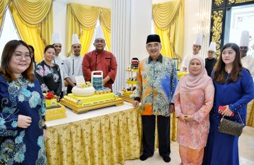 Majlis Penyerahan Kek Sempena Hari Jadi TYT Yang di-Pertua Negeri Melaka Ke-74 daripada Jabatan-Jabatan Negeri dan Persekutuan Negeri Melaka, Agensi-Agensi Kerajaan Negeri Melaka, Pihak-Pihak Hotel dan Persendirian