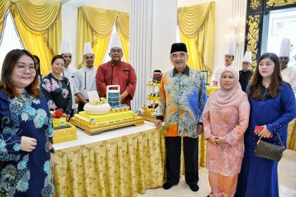 Majlis Penyerahan Kek Sempena Hari Jadi TYT Yang di-Pertua Negeri Melaka Ke-74 daripada Jabatan-Jabatan Negeri dan Persekutuan Negeri Melaka, Agensi-Agensi Kerajaan Negeri Melaka, Pihak-Pihak Hotel dan Persendirian