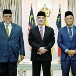 Pertemuan bagi mendengar taklimat mingguan penerangan dan perkembangan semasa Kerajaan Negeri Melaka