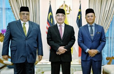 Pertemuan bagi mendengar taklimat mingguan penerangan dan perkembangan semasa Kerajaan Negeri Melaka