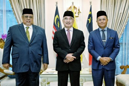 Pertemuan bagi mendengar taklimat mingguan penerangan dan perkembangan semasa Kerajaan Negeri Melaka