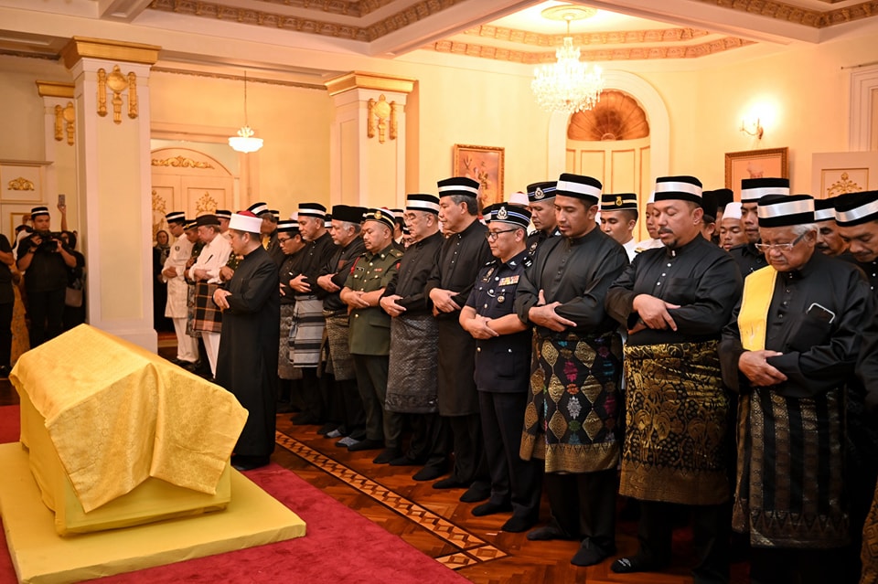 penghormatan terakhir kepada Yang Maha Mulia Almarhumah