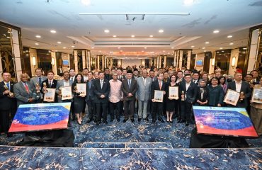 penyampaian anugerah di Majlis National Unity Through Business and Entrepreneurship Forum & Present Malaysia's Business Excellence Awards 2