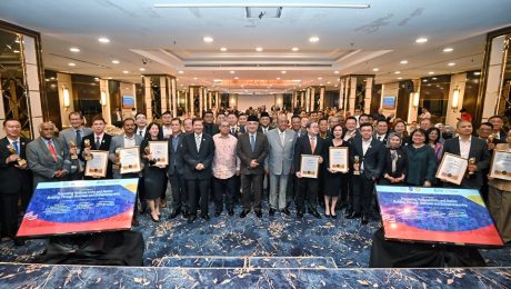 penyampaian anugerah di Majlis National Unity Through Business and Entrepreneurship Forum & Present Malaysia's Business Excellence Awards 2