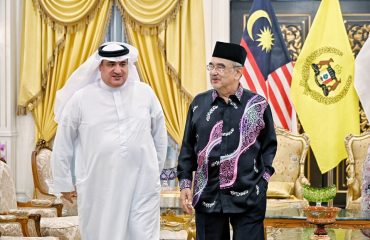 1 Oktober 2023 15 Rabiulawal 1445H TYT Tun Seri Setia (Dr.) Haji Mohd Ali Bin Mohd Rustam, Yang di-Pertua Negeri Melaka dan YABhg. Toh Puan Datuk Wira (Dr.) Hajah Asmah binti Ab Rahman menerima Kunjungan Hormat daripada Mr. Rashad Alshaik, Charge De Affairs, Embassy of Bahrain di Istana Melaka.