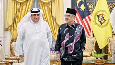 1 Oktober 2023 15 Rabiulawal 1445H TYT Tun Seri Setia (Dr.) Haji Mohd Ali Bin Mohd Rustam, Yang di-Pertua Negeri Melaka dan YABhg. Toh Puan Datuk Wira (Dr.) Hajah Asmah binti Ab Rahman menerima Kunjungan Hormat daripada Mr. Rashad Alshaik, Charge De Affairs, Embassy of Bahrain di Istana Melaka.