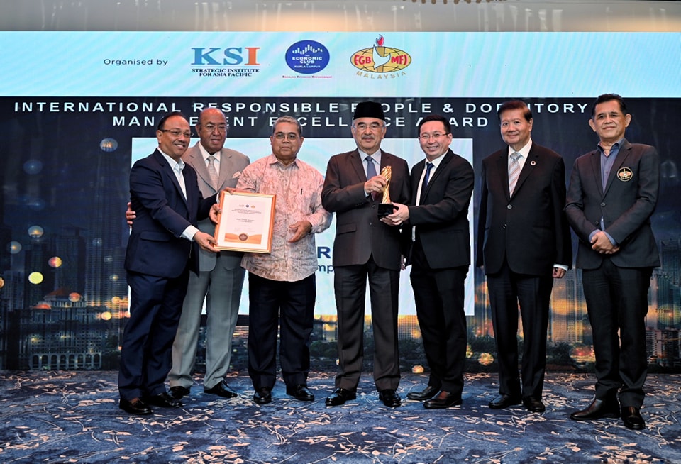 penyampaian anugerah di Majlis National Unity Through Business and Entrepreneurship Forum & Present Malaysia's Business Excellence Awards