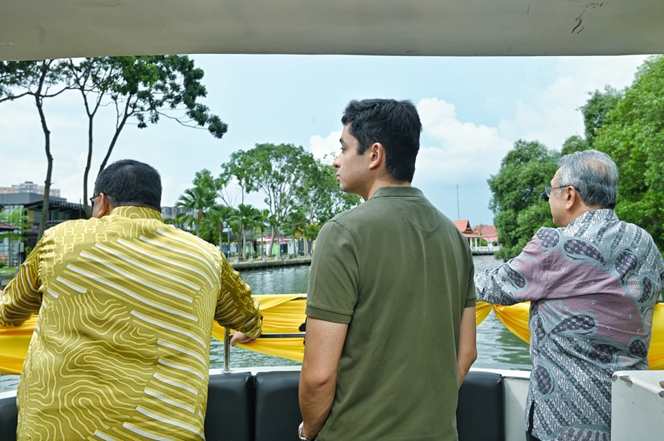 Kebawah Duli Yang Maha Mulia Pemangku Raja Pahang Tengku Mahkota Tengku Hassanal Ibrahim Alam Shah Ibni Al-Sultan Abdullah Ri'ayatuddin Al-Mustafa Billah Shah mencemar duli 4