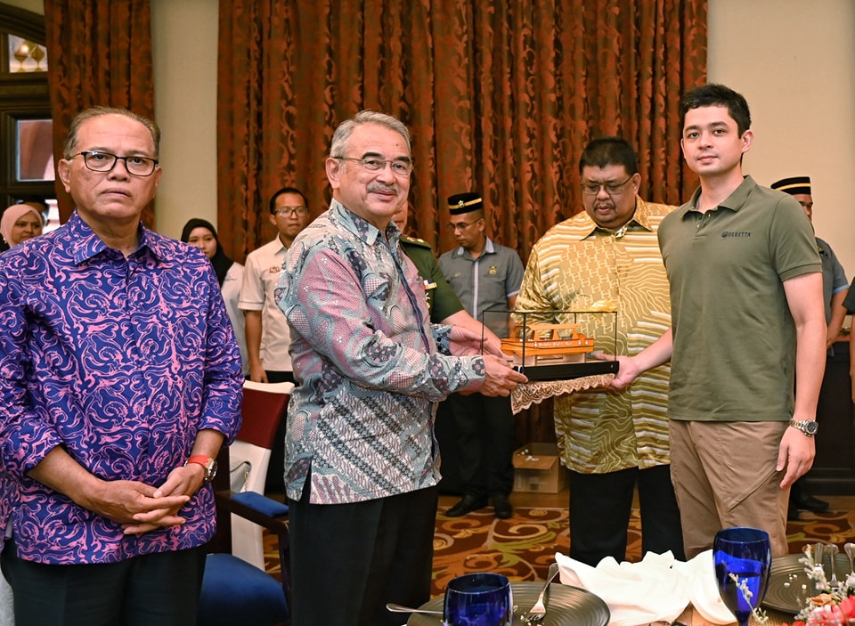 Kebawah Duli Yang Maha Mulia Pemangku Raja Pahang Tengku Mahkota Tengku Hassanal Ibrahim Alam Shah Ibni Al-Sultan Abdullah Ri'ayatuddin Al-Mustafa Billah Shah mencemar duli 2