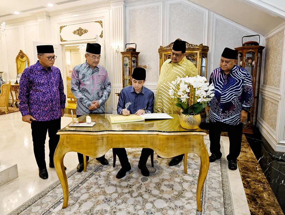 Kebawah Duli Yang Maha Mulia Pemangku Raja Pahang Tengku Mahkota Tengku Hassanal Ibrahim Alam Shah Ibni Al-Sultan Abdullah Ri'ayatuddin Al-Mustafa Billah Shah mencemar duli 3