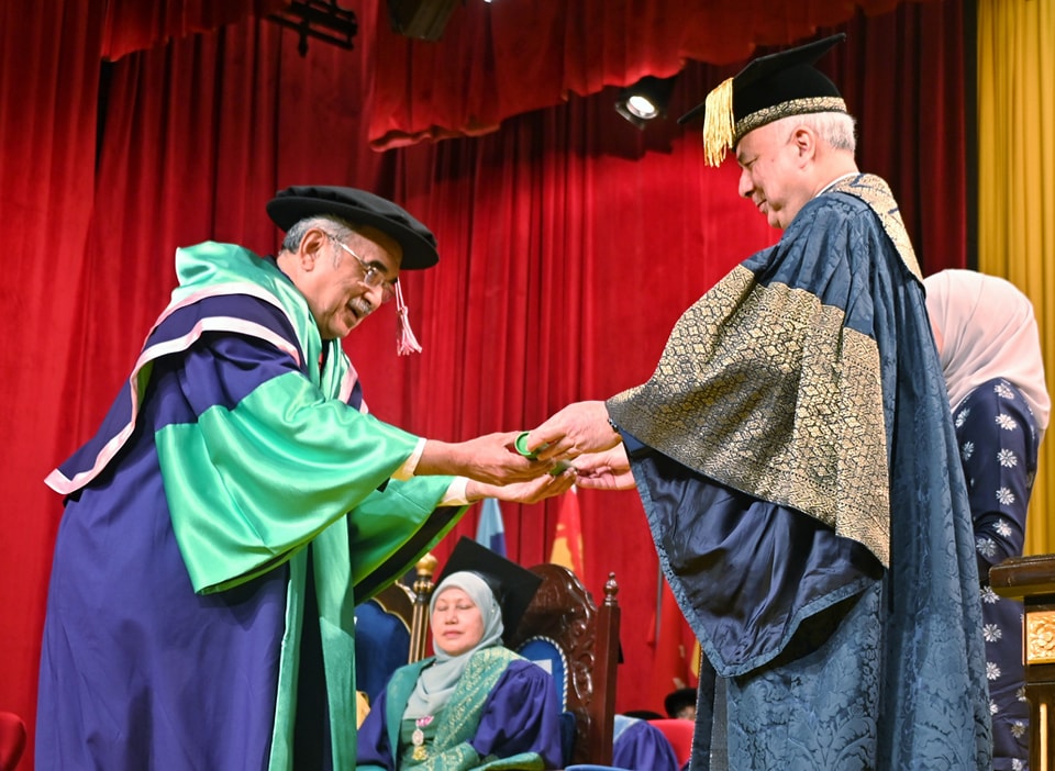 TYT Tun Seri Setia Dr. Haji Mohd Ali Bin Mohd Rustam Yang di-Pertua Negeri Melaka telah dikurniakan Ijazah Kedoktoran Falsafah (PHD) 2