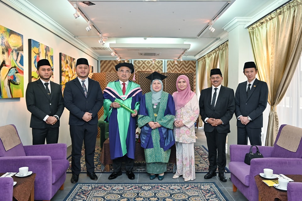 TYT Tun Seri Setia Dr. Haji Mohd Ali Bin Mohd Rustam Yang di-Pertua Negeri Melaka telah dikurniakan Ijazah Kedoktoran Falsafah (PHD) 3