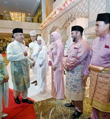 12-1(2) Majlis Resepsi Perkahwinan anak kepada TYT Tun Datuk Seri Panglima (Dr.) Haji Juhar Bin Datuk Haji Mahiruddin