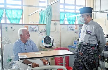 Menziarahi sahabat lama yang sedang menerima rawatan di Hospital Melaka