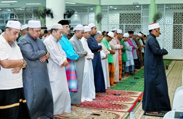 Solat Isyak dan Solat Sunat Terawih di Masjid Al-Alami MITC