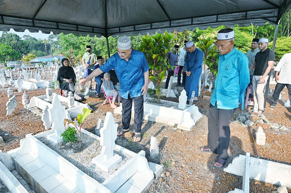 Menziarahi pusara ayahanda dan ibuanda serta keluarga kepada TYT Tun Seri Setia 2