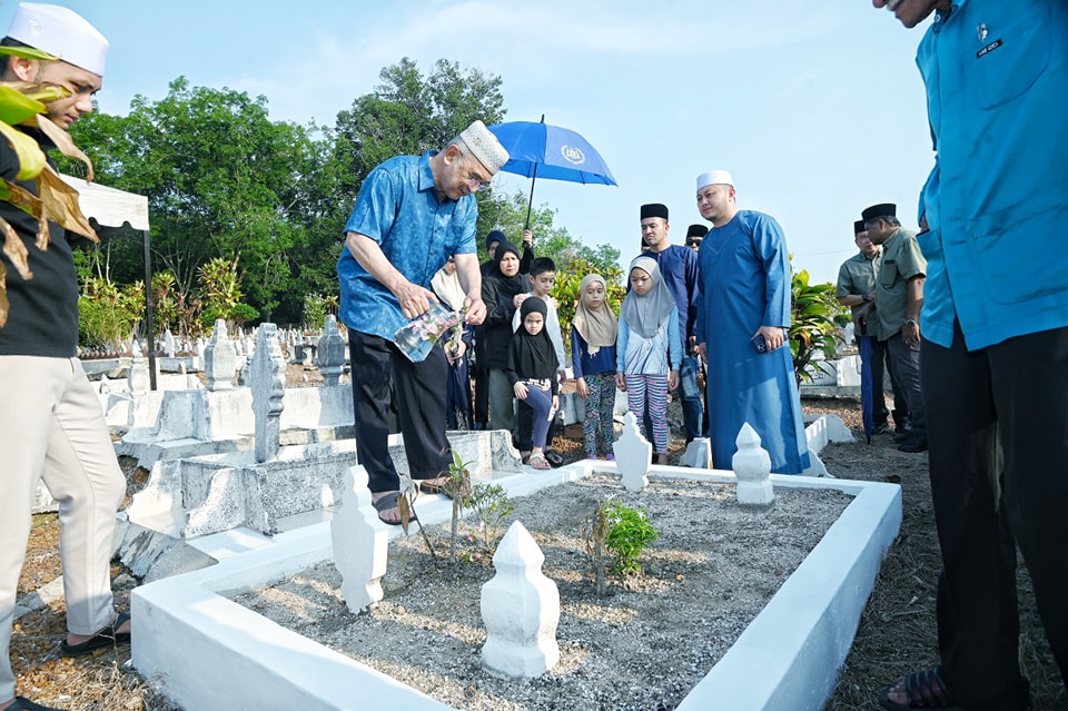 Menziarahi pusara ayahanda dan ibuanda serta keluarga kepada TYT Tun Seri Setia 3