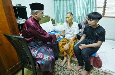 Menziarahi sahabat-sahabat lama yang dalam keuzuran