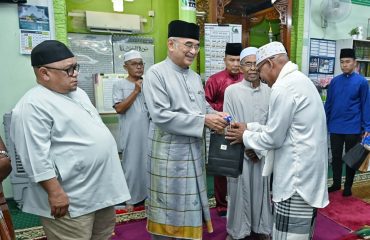 Solat Isyak dan Solat Sunat Terawih di Masjid Baiturrahman Kampung Berangan Enam, Umbai, Merlimau