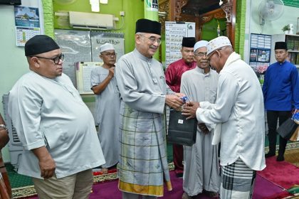 Solat Isyak dan Solat Sunat Terawih di Masjid Baiturrahman Kampung Berangan Enam, Umbai, Merlimau