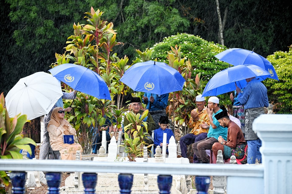 Menziarahi pusara ayahanda dan ibuanda serta keluarga 2