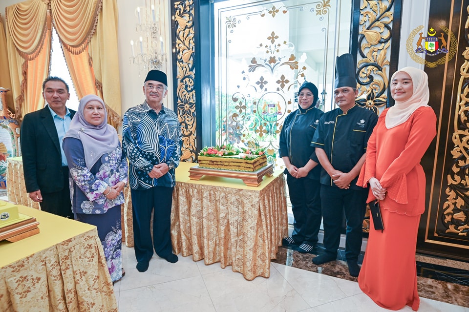 Majlis Penyerahan Kek Sempena Hari Jadi TYT Yang di-Pertua Negeri Melaka Ke-75 2