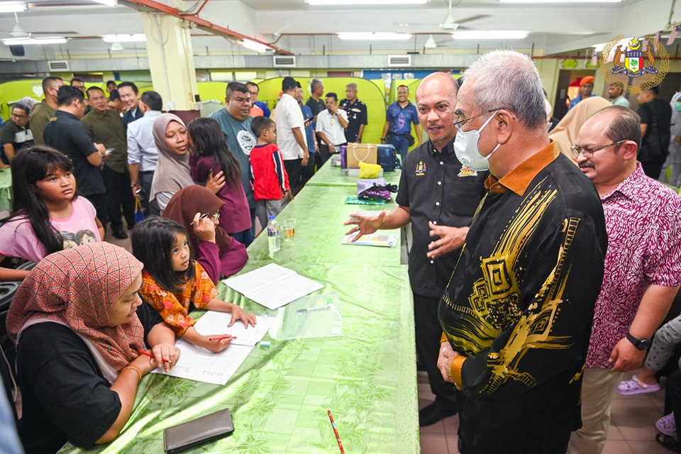 Lawatan ke Pusat Pemindahan Sementara (PPS) mangsa banjir daerah Alor Gajah 2